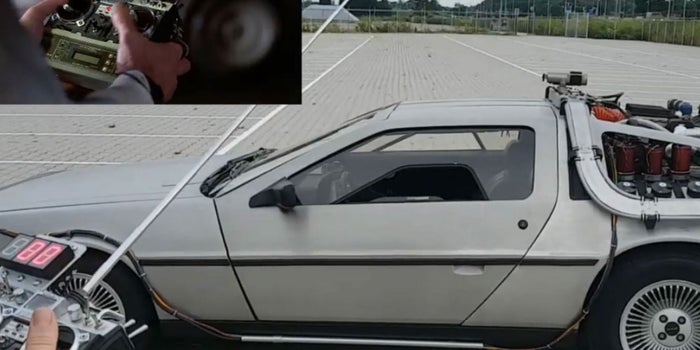 'Volvemos al futuro': Inventor construye réplica del DeLorean a control remoto