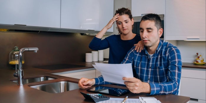 Ganan poco pero gastan mucho: Así ocupan su dinero los millennials