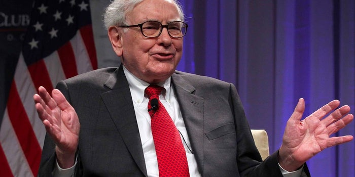 Lo que 13 personas poderosas como Warren Buffett leen cada mañana