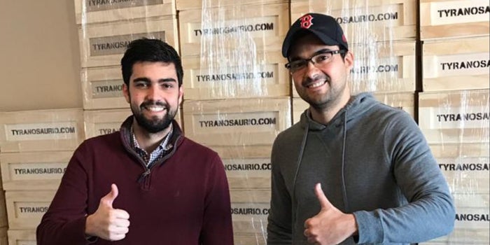 ¿Odias que te regalen suéteres y calcetines? Estos hermanos emprendieron un negocio de regalos con bebidas, botanas y productos para carne asada