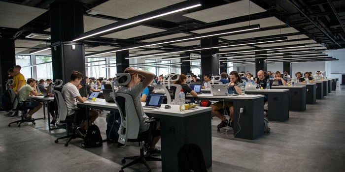 ¿Cambiaste de trabajo? Cómo destacarte cuando eres 'el nuevo' de la oficina