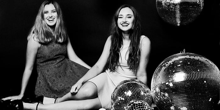 Así es como estas dos hermanas adolescentes ganan 20 millones de dólares al año haciendo bombas de baño