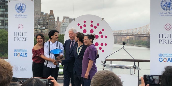 La startup mexicana Rutopía recibió el Hult Prize 2019 de manos de Bill Clinton