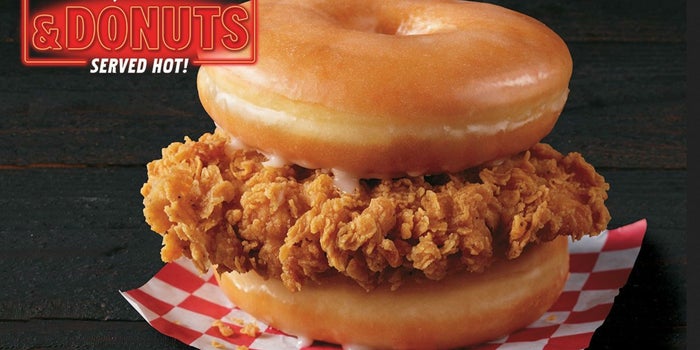 ¿Un sándwich de pollo hecho con donas? Esta es la nueva propuesta de KFC