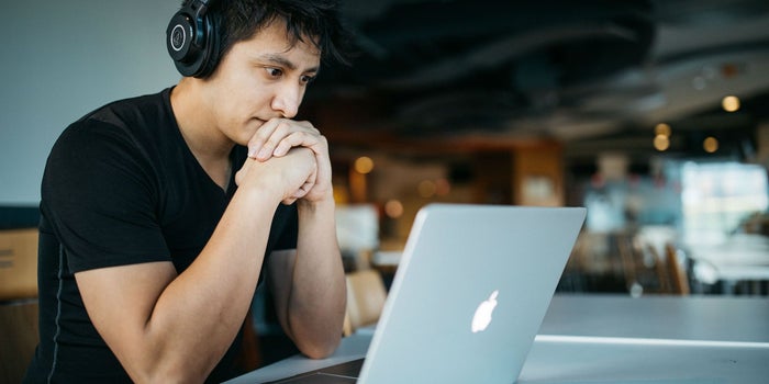 13 ideas de trabajos digitales y flexibles para los estudiantes que quieren trabajar medio tiempo