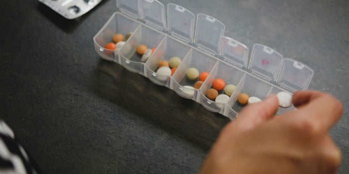 Ordenan a Johnson & Johnson a pagar 8 mil millones de dólares a un hombre al que le crecieron los senos por uno de sus medicamentos