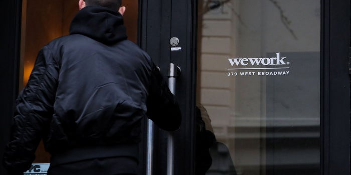 WeWork informa que miles de sus cabinas telefónicas podrían tener niveles peligrosos de formaldehído después de que usuarios se quejaron por el olor