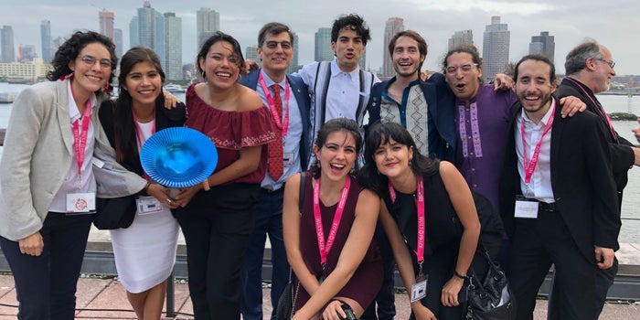 Reciben jóvenes mexicanos máximo premio mundial de emprendimiento
