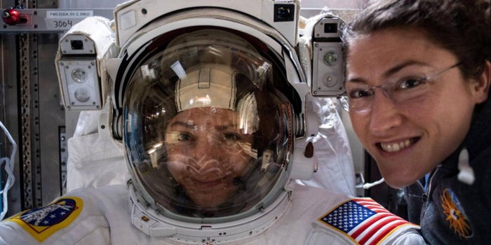 Ellas son las dos mujeres que están caminando en el espacio, justo ahora