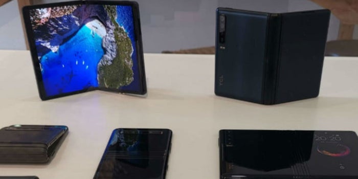Conoce el celular plegable que se dobla como un tríptico