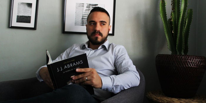 Le mintió a sus padres sobre su trabajo y hoy es director del área literaria en Telemundo
