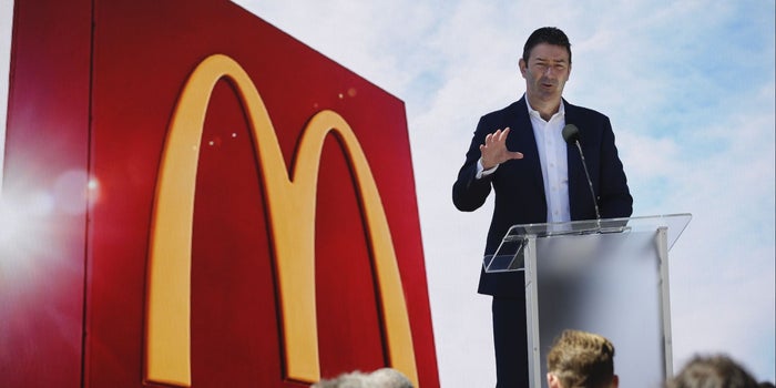 McDonald's despide a su CEO y podría perder más de 3 mil millones de dólares en valor tras la salida del directivo