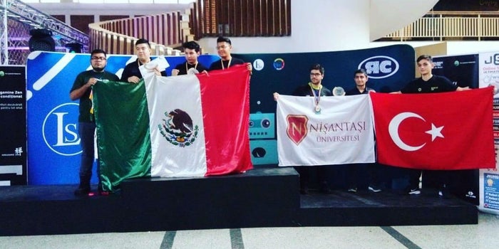Alumnos del Politécnico se llevan el primer y segundo lugar en el Robotchallenge 2019