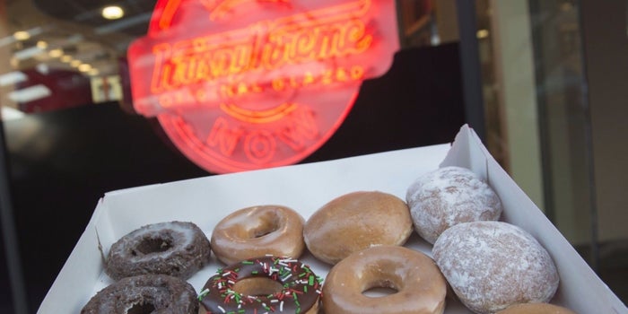 Porqué Krispy Kreme regaló 500 cajas de donas a joven revendedor