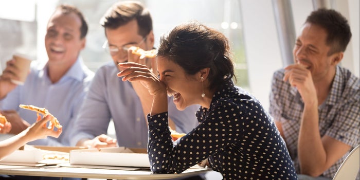 Cómo ser chistoso y divertido en el trabajo (sin convertirte en el payaso de todos)