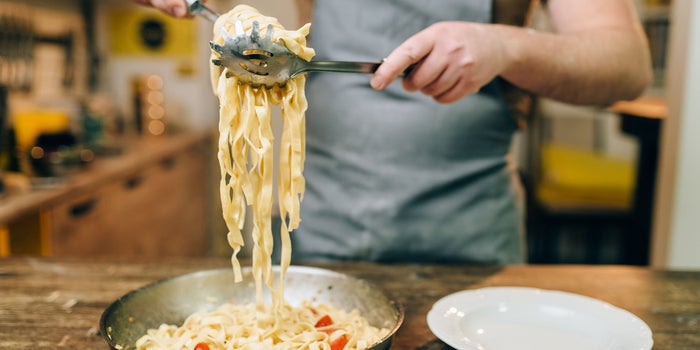 Airbnb te quiere llevar a tomar clases de cocina en Italia