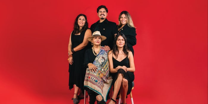 Esta matriarca inició su negocio de miel hace 33 años. Sus hijos lo reinventaron y hoy venden en Liverpool y Soriana