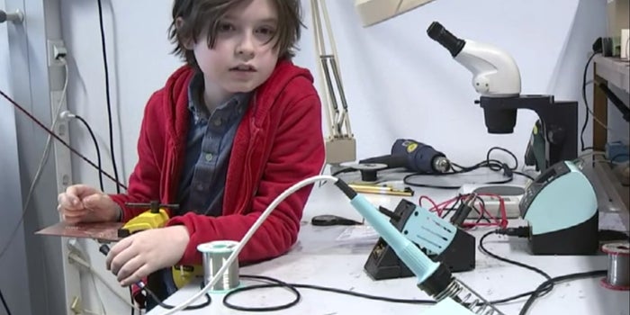 A sus 9 años tendrá un título de ingeniero eléctrico y planea hacer órganos artificiales para alargar la vida de las personas