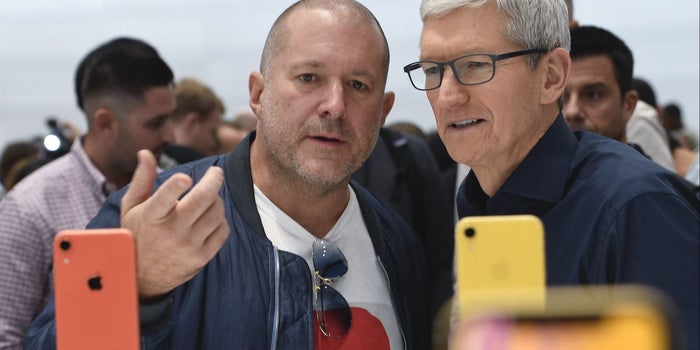 El legendario director de diseño de Apple, Jony Ive, ya no aparece en la página de liderazgo de la compañía