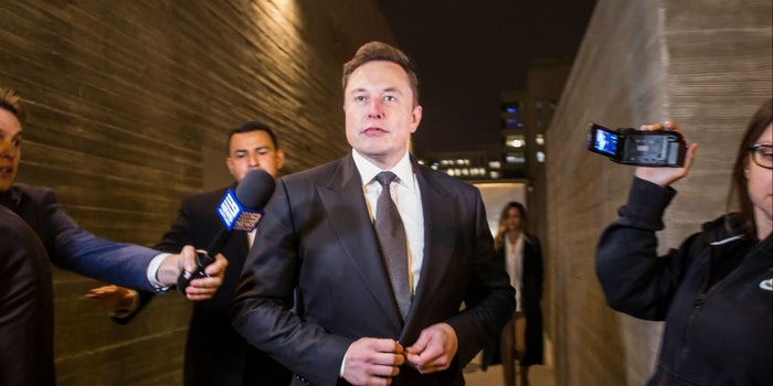 Elon Musk dijo que 'solo' tiene 20 mil millones de dólares durante el segundo día de su juicio por difamación