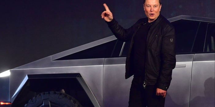 Elon Musk 'se llevó' un señalamiento mientras paseaba en su Cybertruck