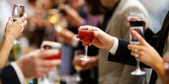 ¡Que hable, que hable! Sal victorioso de tu siguiente brindis o posada