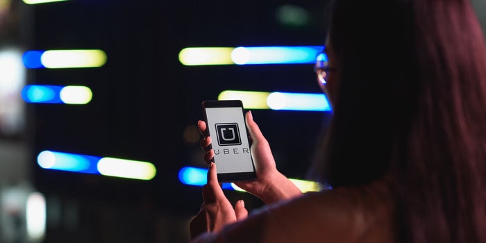Uber enfrenta demanda por competencia desleal y suspende su servicio en Colombia