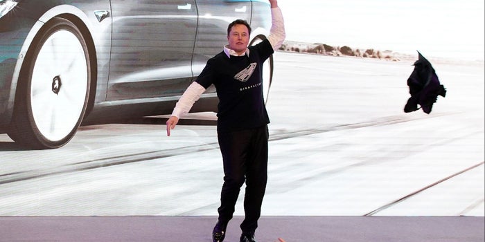 Elon Musk hizo un 'striptease de papá' en la nueva fábrica de Tesla
