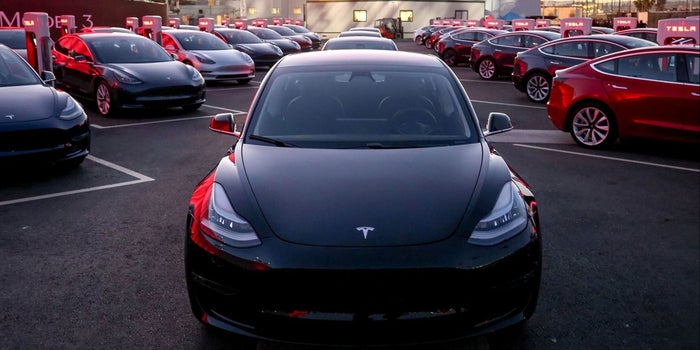 ¡Casi como el Auto Increíble! Elon Musk da pistas sobre un futuro Tesla que habla