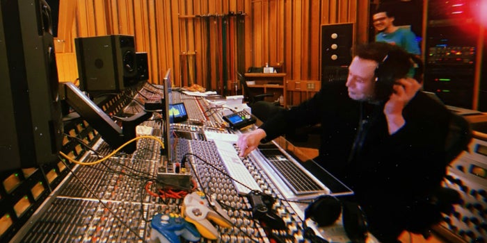 Elon Musk escribe, graba y canta en su propia canción