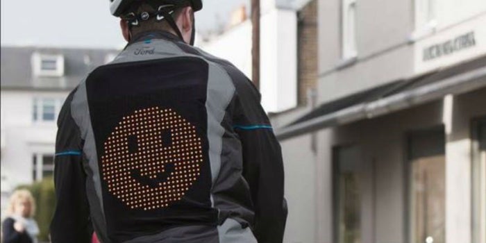 Crean una chamarra para que los ciclistas se comuniquen con los automovilistas a través de emojis