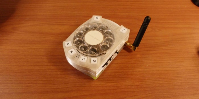 Una ingeniera creó un teléfono móvil táctil con un dial giratorio