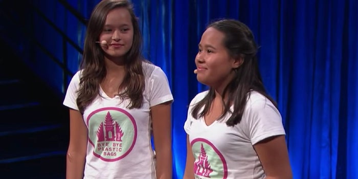 Su isla natal se estaba llenando de plástico, pero estas dos hermanas crearon la campaña que la está salvando