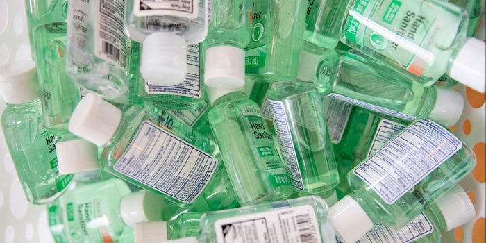eBay prohíbe la venta de cubrebocas y gel antibacterial para detener el aumento de los precios por el coronavirus