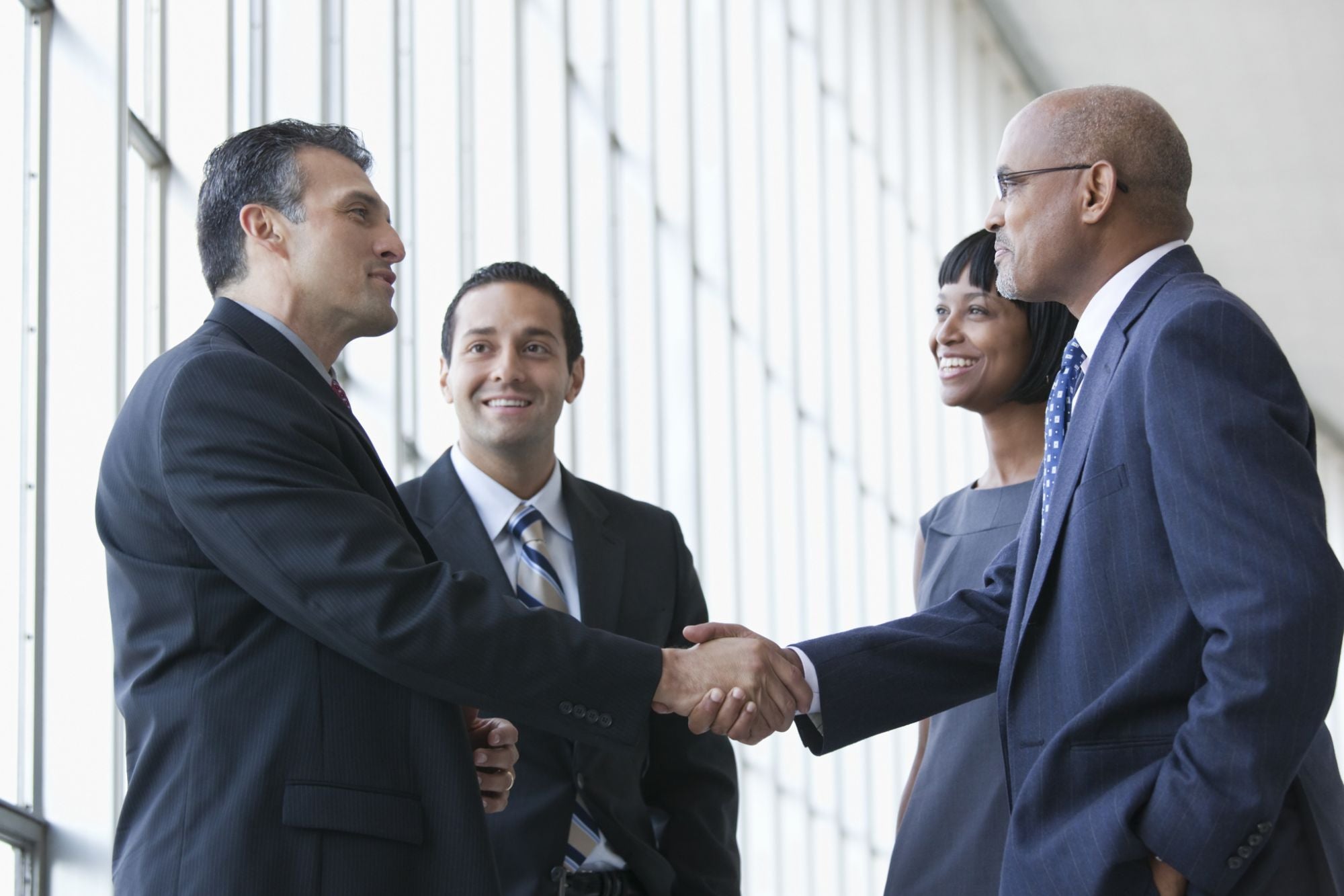 бизнесмен. бизнес коммуникейшн. улыбающийся предприниматель в кругу близких. переговоры в офисе. успешные переговоры.