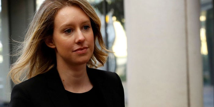 El ascenso y caída de la carrera de Elizabeth Holmes, fundadora de Theranos