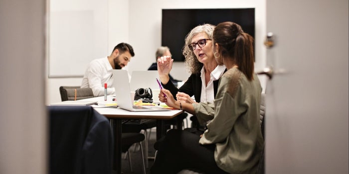 ¿Crees que ser amigo de tus empleados los motivará a ir más allá? Piénsalo de nuevo