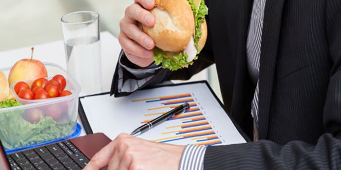 Por qué no debes comer en tu escritorio