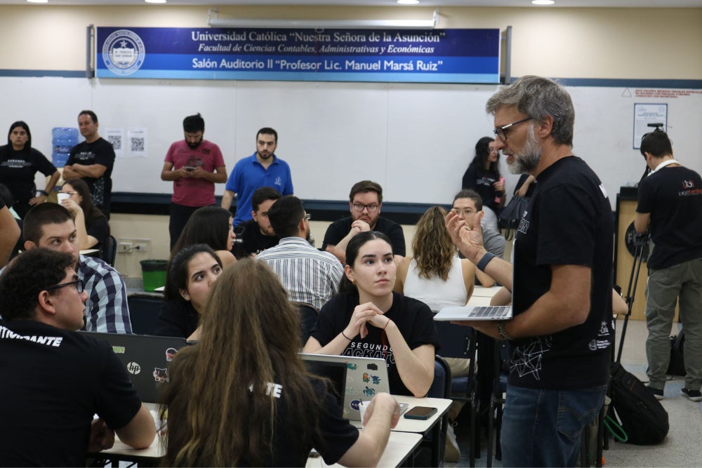 Jorge Figueredo en un hackathon de IA en Paraguay.