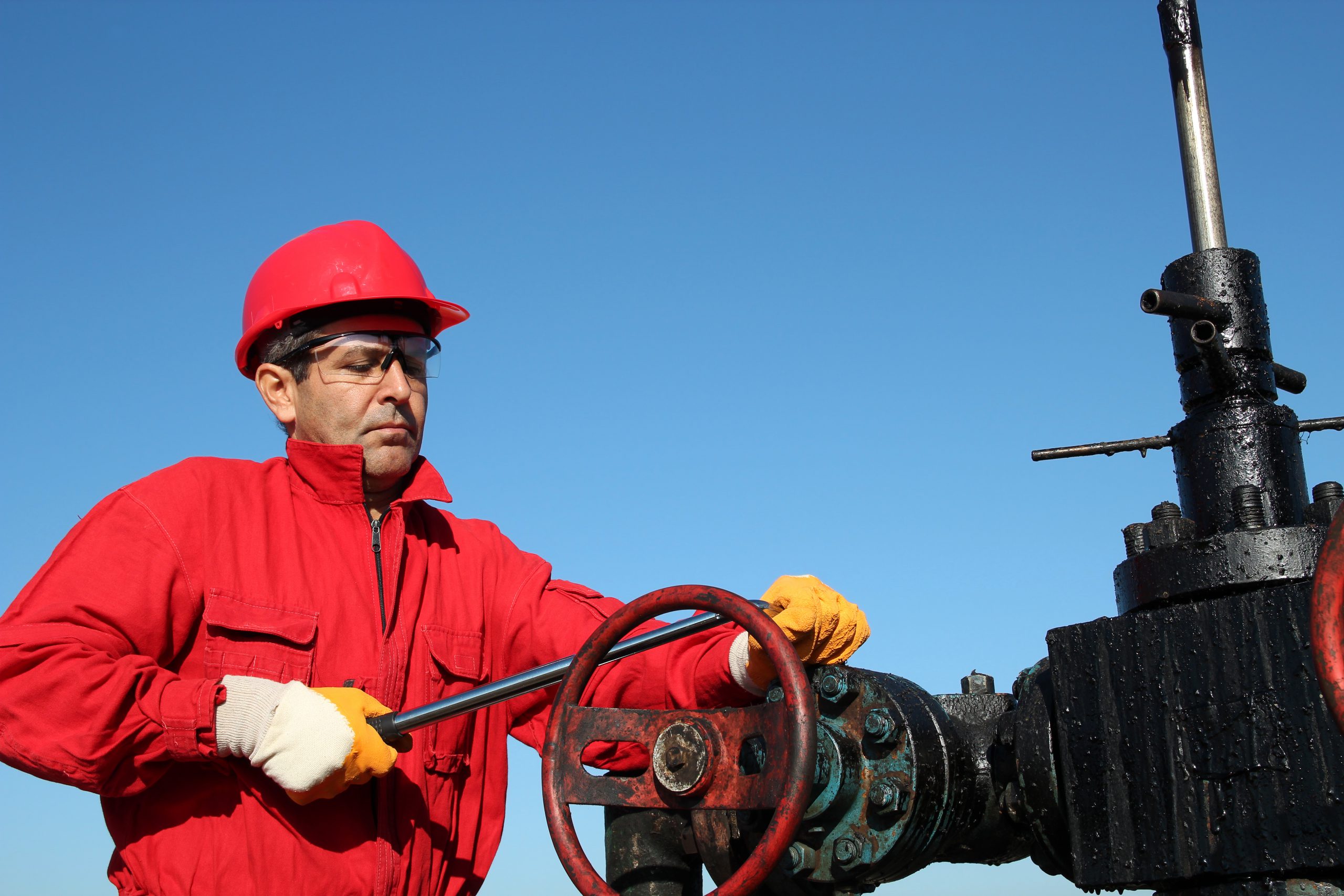 Оператор товарной 5 разряда. Нефтяная скважина. оператор товарный. oil wells worker. petrol worker.
