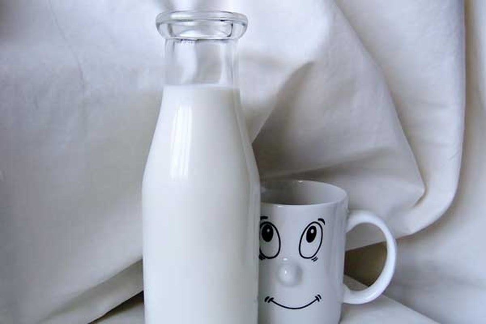 Drink milk taken from cows at night.