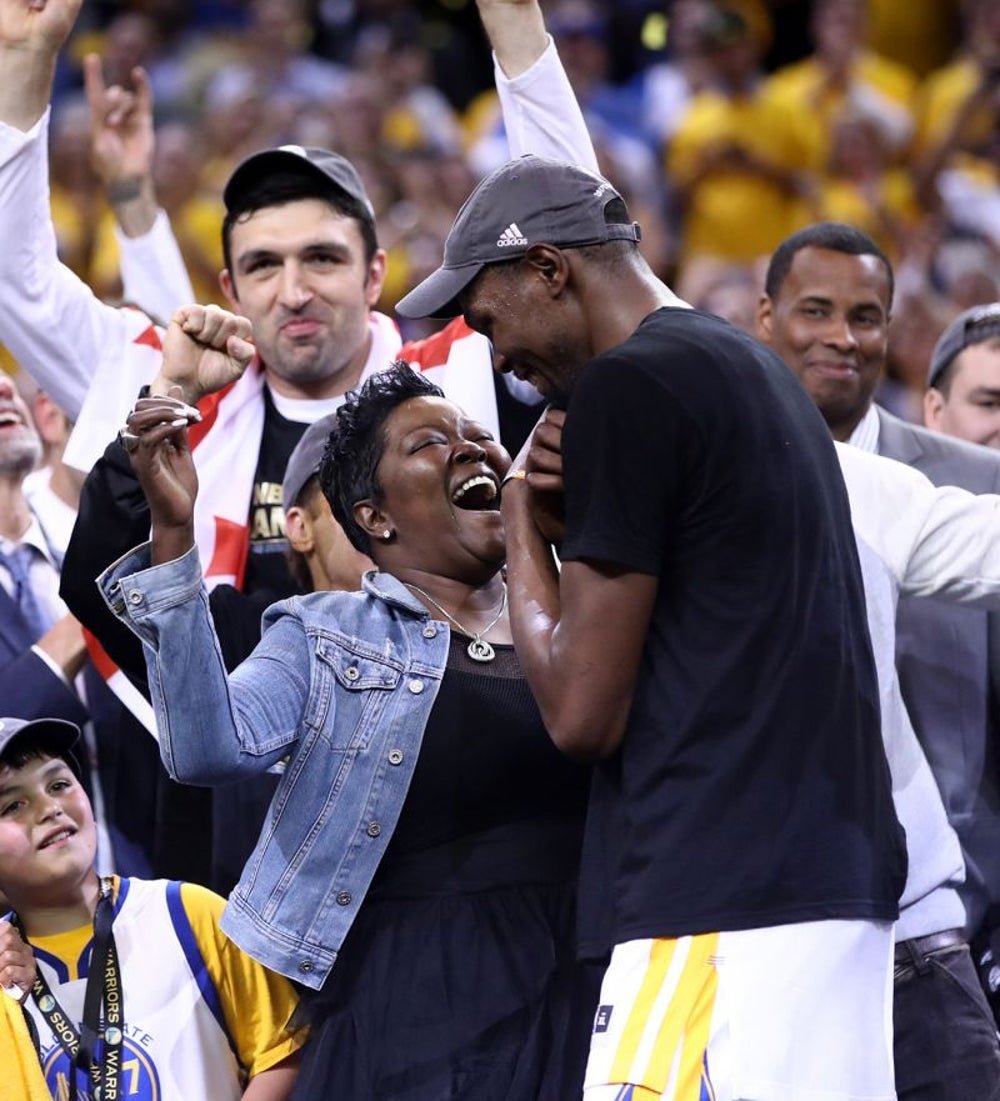 Kevin Durant’s heartwarming moment with his mom after winning his first NBA championship.
