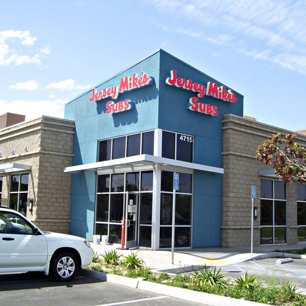 The cheapest Subway franchise costs 0.76 of the cheapest Jersey Mike's.