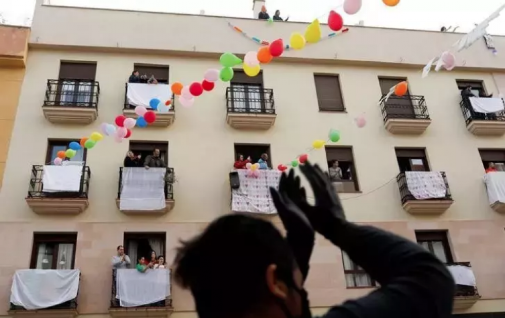 El encierro no ha demostrado ser una barrera para el amor.